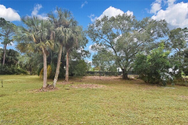 Building Photo - 1202 E 7th St