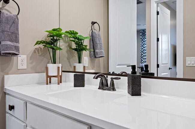 Building Photo - 1950 E Queen Creek Rd