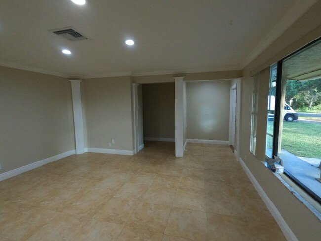 Building Photo - Great location close to parks and 595. les...