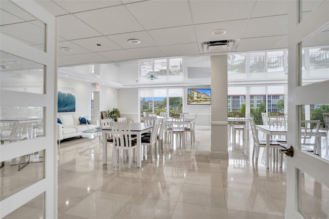 Building Photo - 1150 Hillsboro Mile