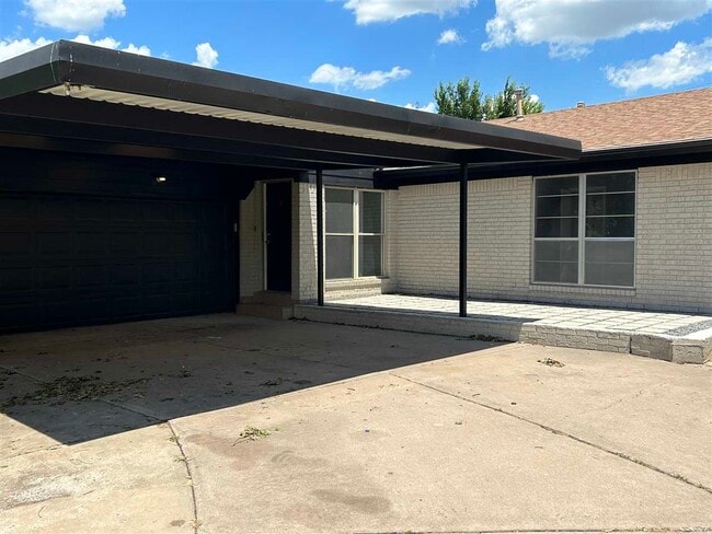 Building Photo - 2717 NW Central Dr