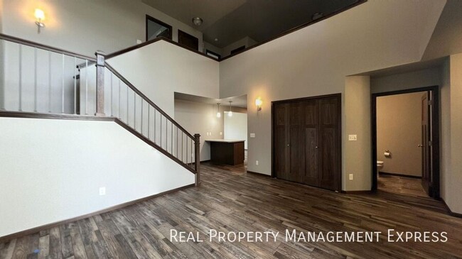 Building Photo - Modern 3 Bed, 2.5 Bath with Loft | Located...