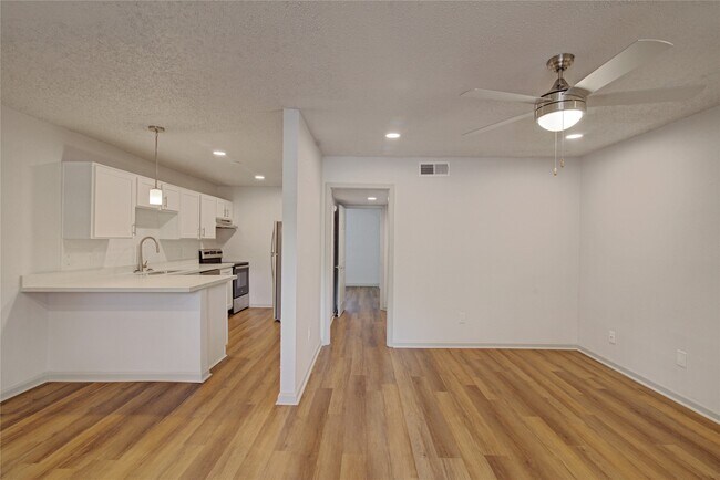 Primary Photo - 800 Heights Blvd