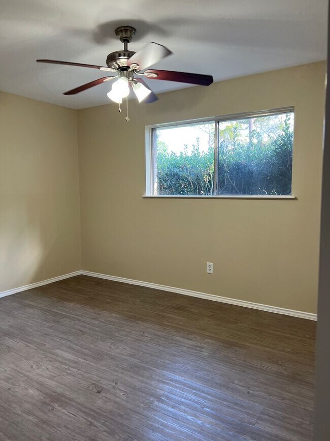 Building Photo - Really spacious 4bed/2bath single family home