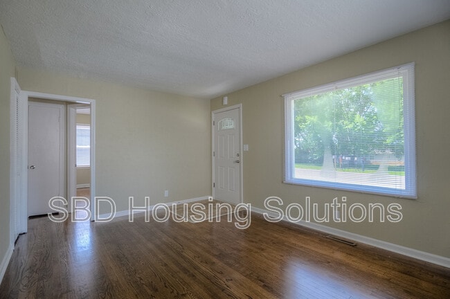 Building Photo - 601 E Nettleton Ave