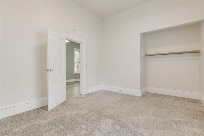 Building Photo - Beautiful 3 Bedroom Duplex Located in Goose Hollow!