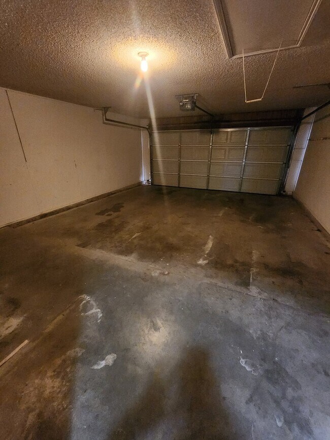 Building Photo - 3 bed 2 bath 2 car garage!