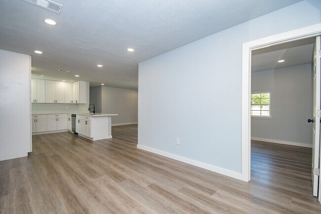 Building Photo - 9230 Lanewood Dr