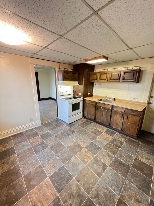 Building Photo - 910 N 22nd Ave W