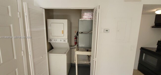 Building Photo - 2026 NW 43 Terrace