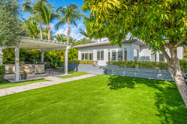 Building Photo - 950 S Shore Dr