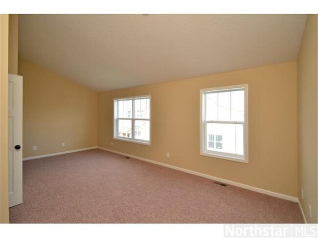 Building Photo - AMAZING! 4 BED/4 BATH TOWNHOUSE IN MAPLE G...