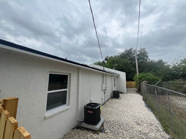 Building Photo - 2621 Kelly Ln