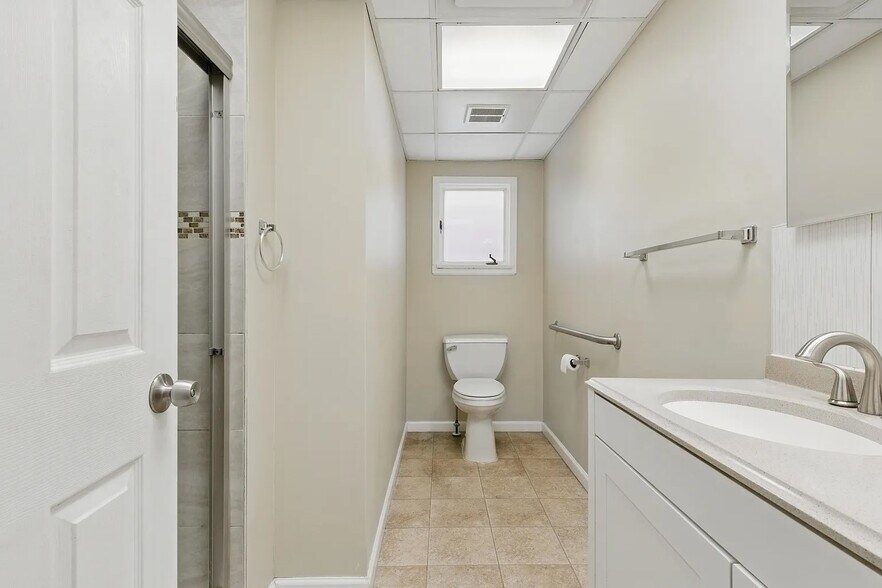 Building Photo - 66 Cazenovia St