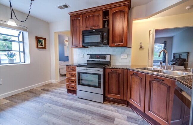 Building Photo - 600 Carriage House Ln