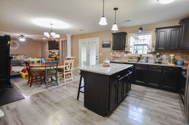 Building Photo - Pet Friendly Four Bedroom!