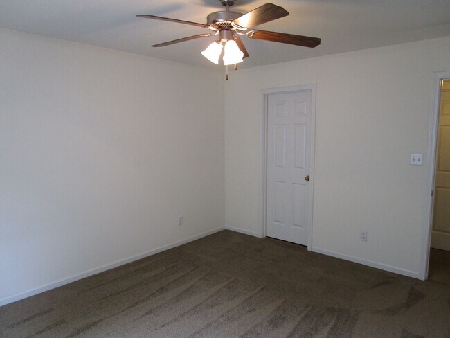 Building Photo - 5004-5006 Betty Jean Way