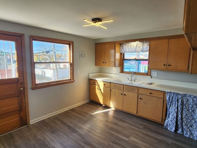 Building Photo - 2 bedroom upper