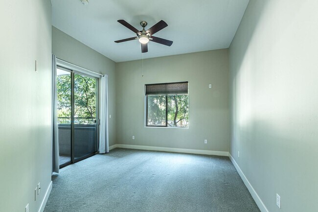 Building Photo - 945 E Playa Del Norte Dr