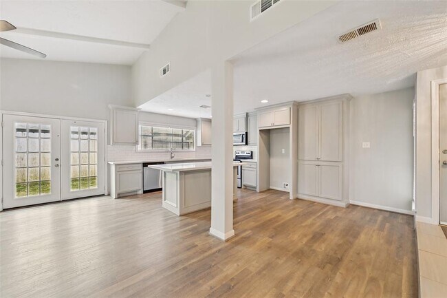 Building Photo - 4511 Ravine Dr