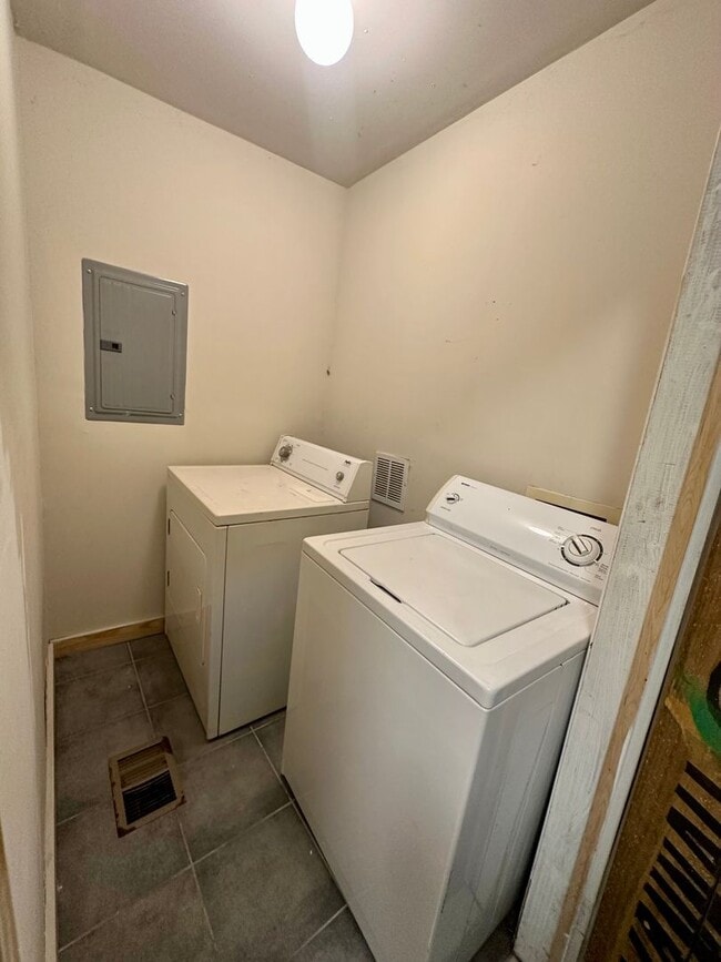 Building Photo - 2 BED | 1 BATH | BACKYARD | EASTSIDE (Anderson and E 31st)
