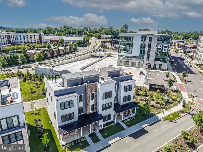 Building Photo - 300 Squire Dr