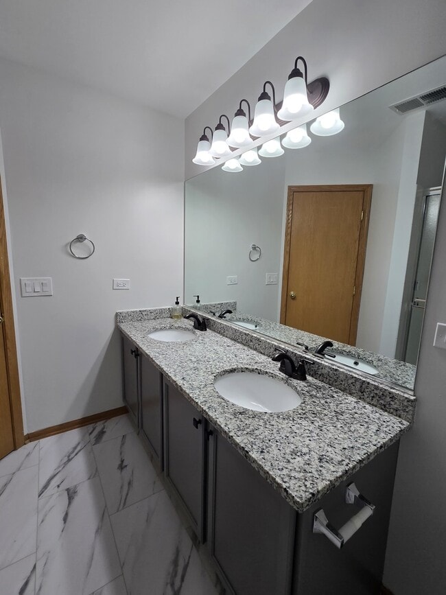 Building Photo - 3467 Ravinia Cir