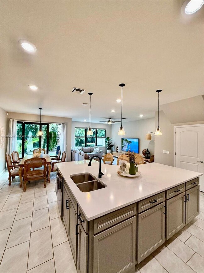 Building Photo - 8296 Cadre Noir Rd