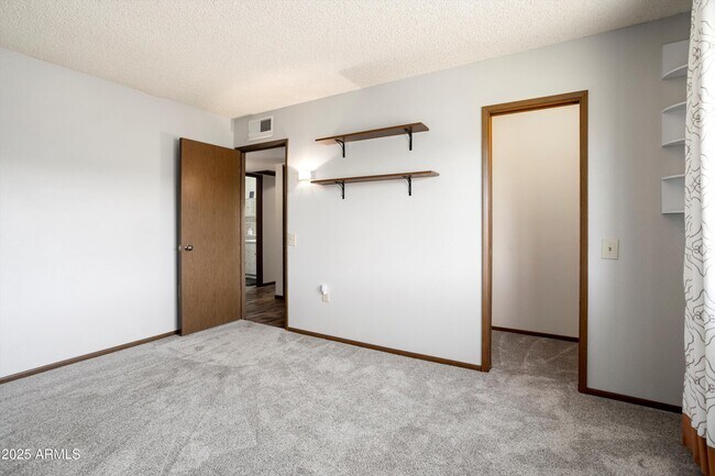 Building Photo - 12543 W Parkwood Dr