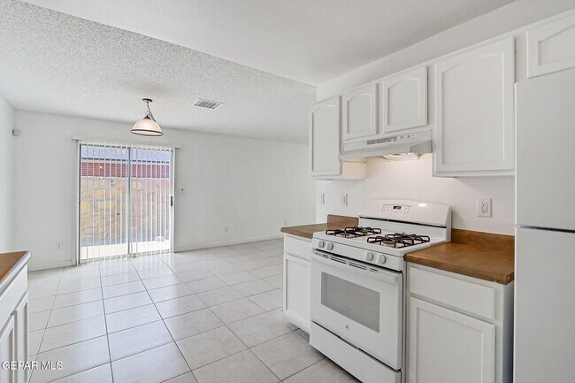 Building Photo - 14208 Desert Fire Ct