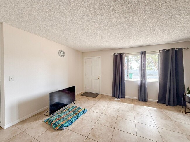 Building Photo - 2 Bedroom Yucca Valley Home