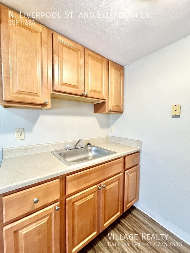 Building Photo - END-unit! Affordable 2-Bed Convenient to I...