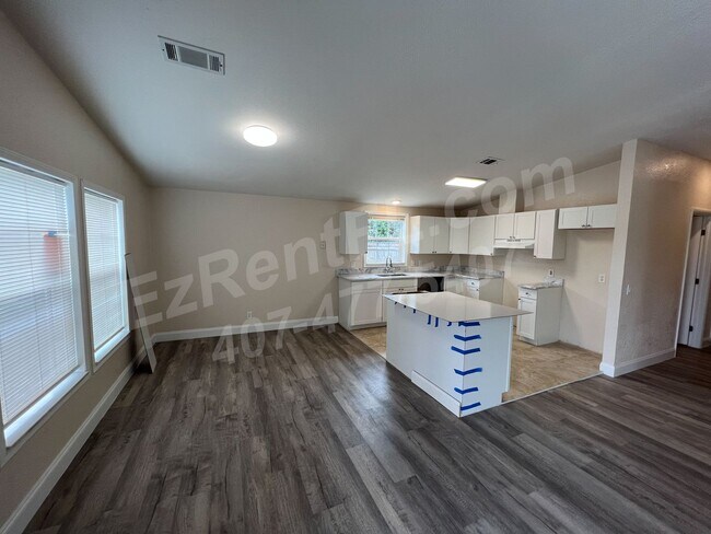 Building Photo - Newly renovated 4-bedroom, 2-bathroom home...
