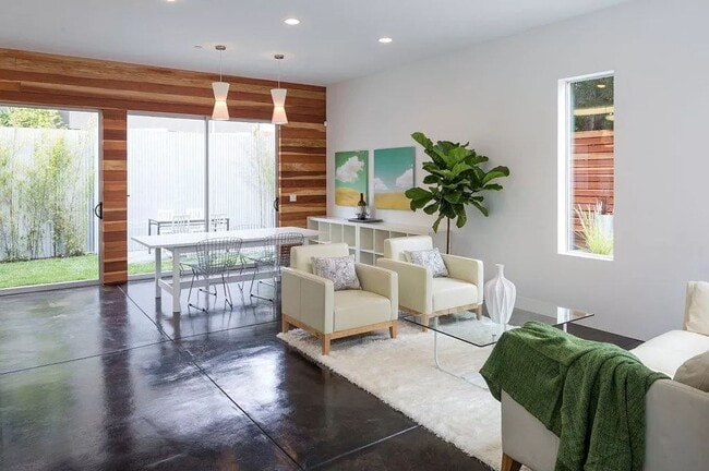 Building Photo - Beautiful Modern 3BR/3BA with In Unit Laun...