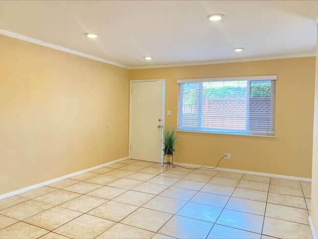 Building Photo - Great North Park Location! Private Fenced ...