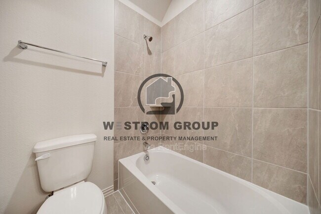 Building Photo - 912 Alberta Spruce Rd