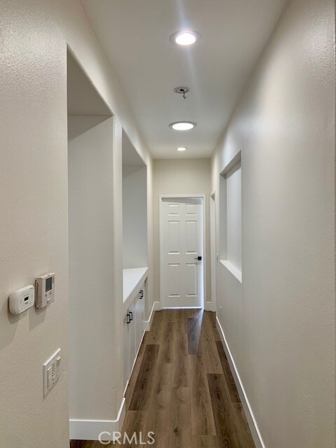 Building Photo - 558 Rembrandt Dr