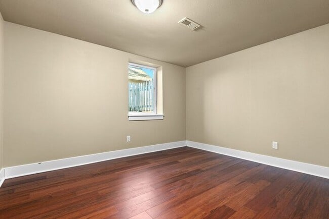 Building Photo - Gorgeous AIR CONDITIONED West Seattle Char...