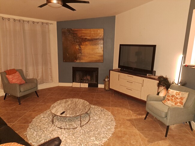 Living room. with working fireplace - 68260 Modalo Rd