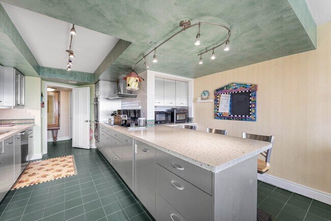 Building Photo - 4301 N Ocean Blvd