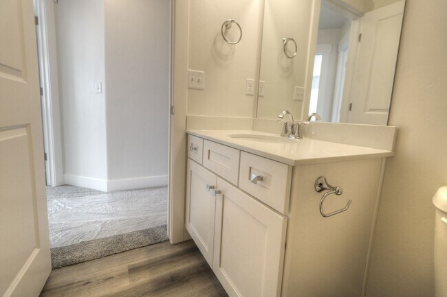 Building Photo - 4 Bedroom 3 Bathroom Townhome in Lehi!