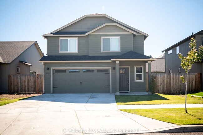 Primary Photo - Great Home with Fully Fenced Back Yard.
