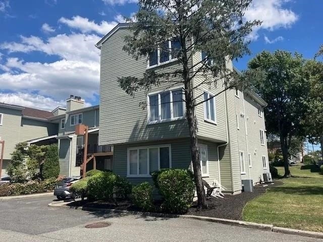 Building Photo - 700 10th St