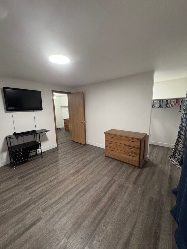 Building Photo - Beautiful 2 Bedroom, 1 Bath, 3 Car Garage ...