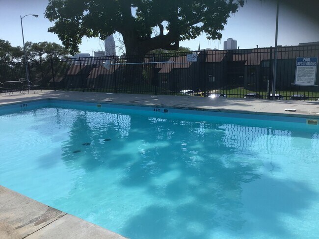 Building Photo - Spacious 2 bd w/walk-in entry