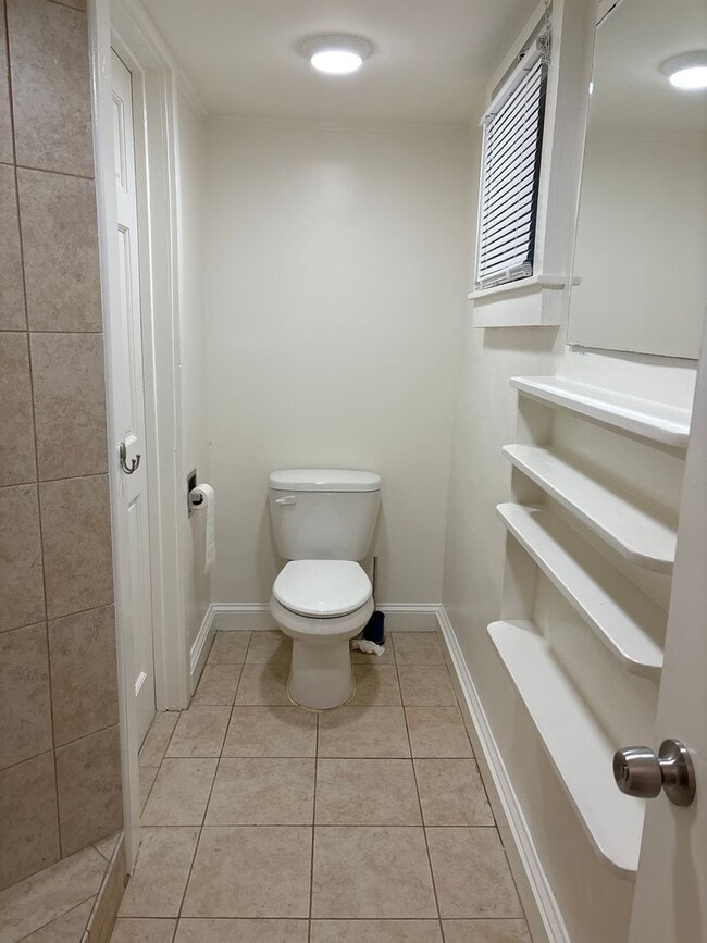 Building Photo - 1 Bedroom Lower Level Unit - Water Included!