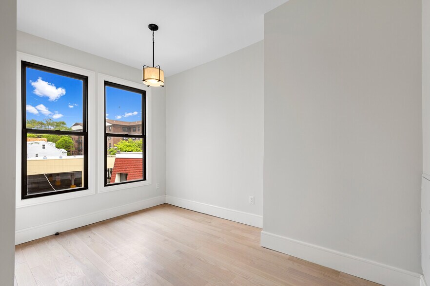 Building Photo - 542 Newark Ave