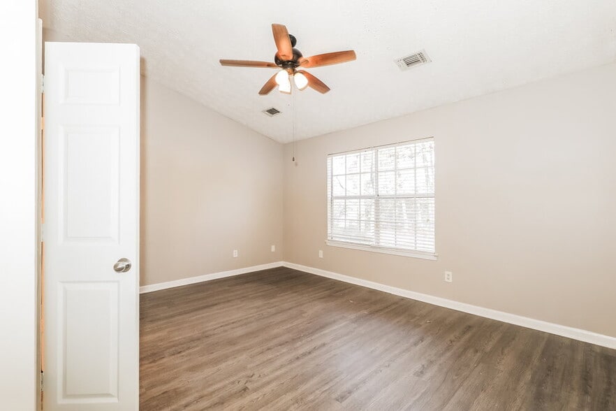 Building Photo - 1341 Birdsong Ln