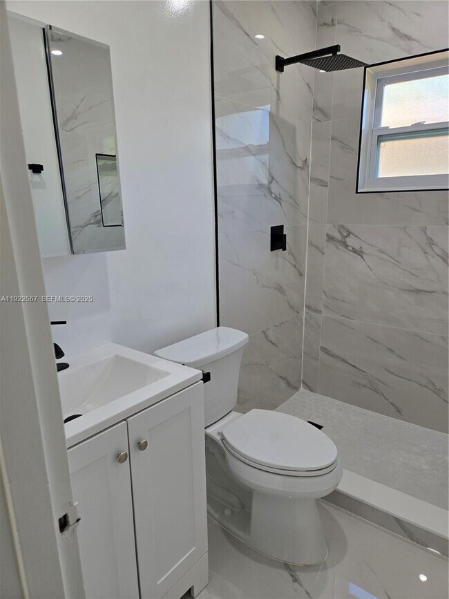 Building Photo - 987 NE 145th St