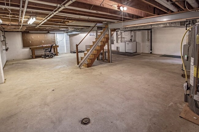 Building Photo - Lovely Colonial Home in Sharpley